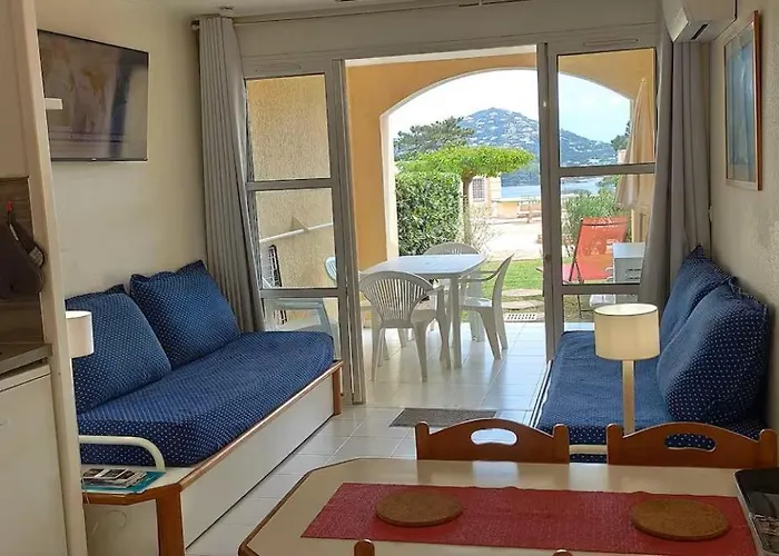 Apartmán Cap Esterel, Quartier Belvedere 2p Meuble Tourisme 3 Etoiles Climatise Rez-de-jardin, Vue Mer, Wifi, Piscine Et Parking Inclus Saint-Raphaël